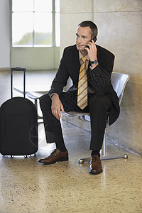 在机场使用移动电话的商务人士 商业人手机商务大堂听力电话沟通图案行李一人男子背景图片