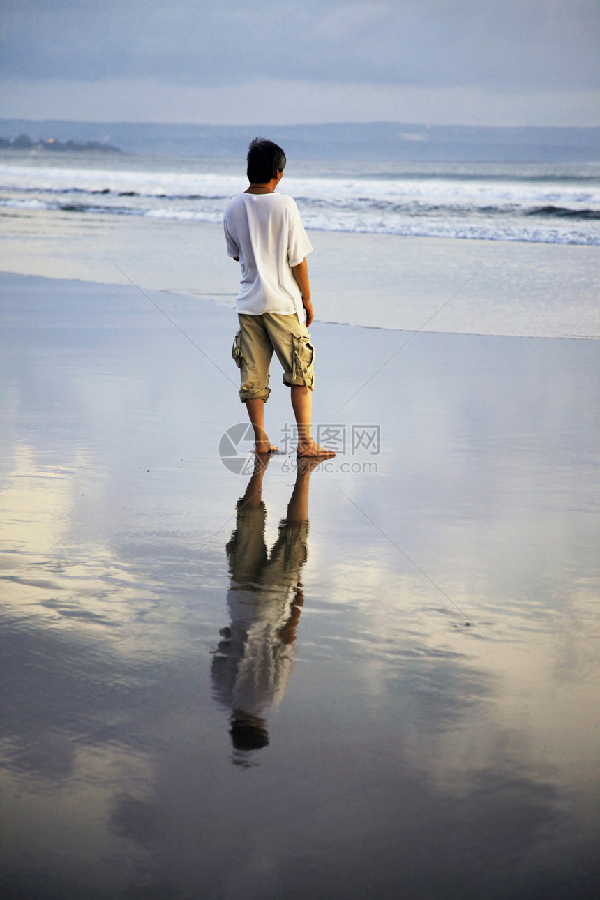 有时我们再相会孤独成人天空海岸蓝色男人反射日落旅行海滩图片