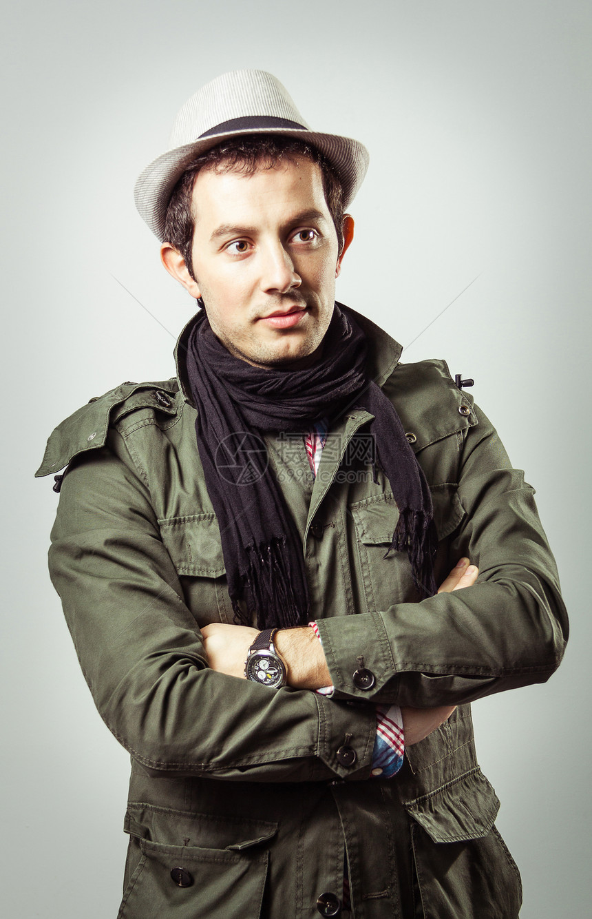 身戴帽子和围巾的年轻人的肖像灰色男性衣服男人图片