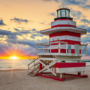 迈阿密滩日出与著名的救生塔背景