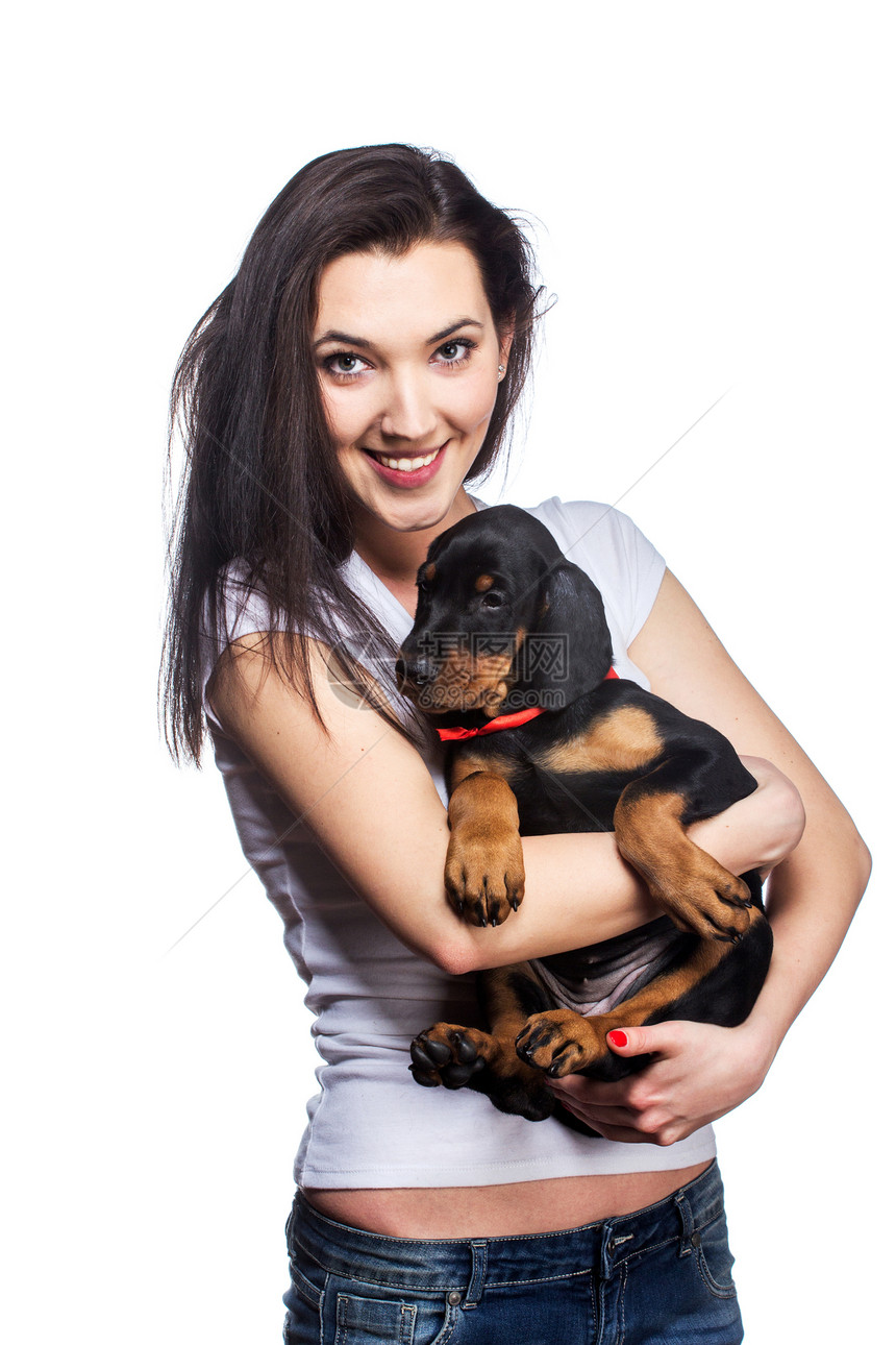黑发女孩和她的小狗 在白色背景下被孤立女士友谊伴侣宠物钳子哈巴狗毛皮动物幸福工作室图片