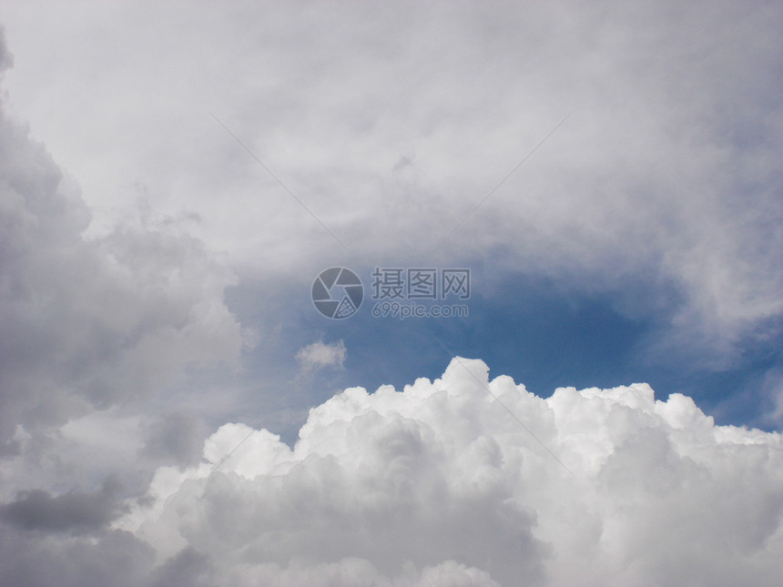 浅蓝天空上的蓝云和白云蒸汽白色季节晴天蓝色气候天气多云天堂图片