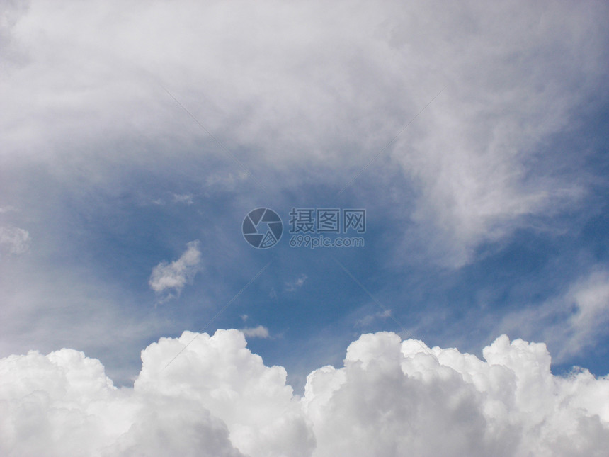 浅蓝天空上的蓝云和白云晴天天气气候多云白色蓝色天堂蒸汽季节图片