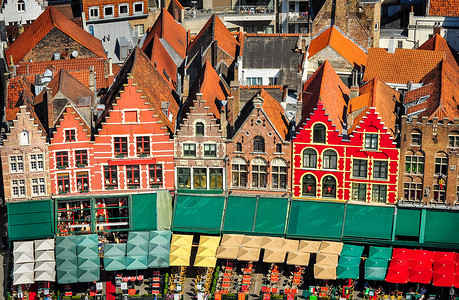 荷兰语的布鲁日多彩广场和房屋的空中景象背景
