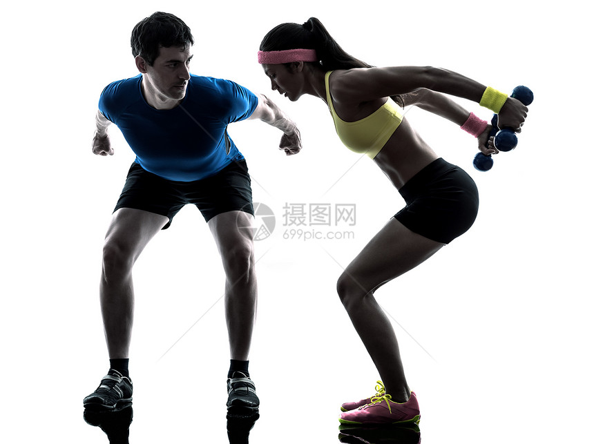 妇女与男教练一起进行健身体重训练 助推机男教练成年人运动员培训师男性女性重量夫妻辅导有氧运动图片