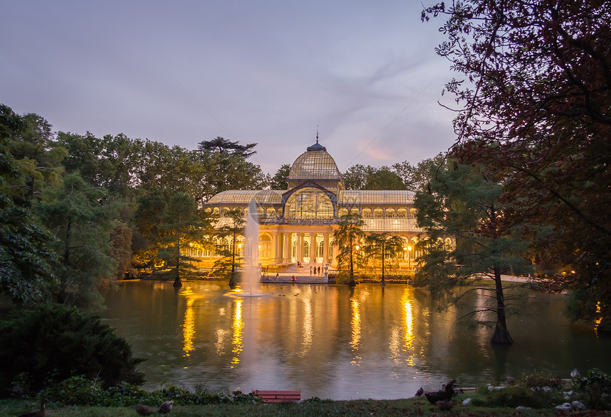 马德里公园水晶宫殿城市文化首都历史雕塑旅行旅游池塘纪念碑地标图片