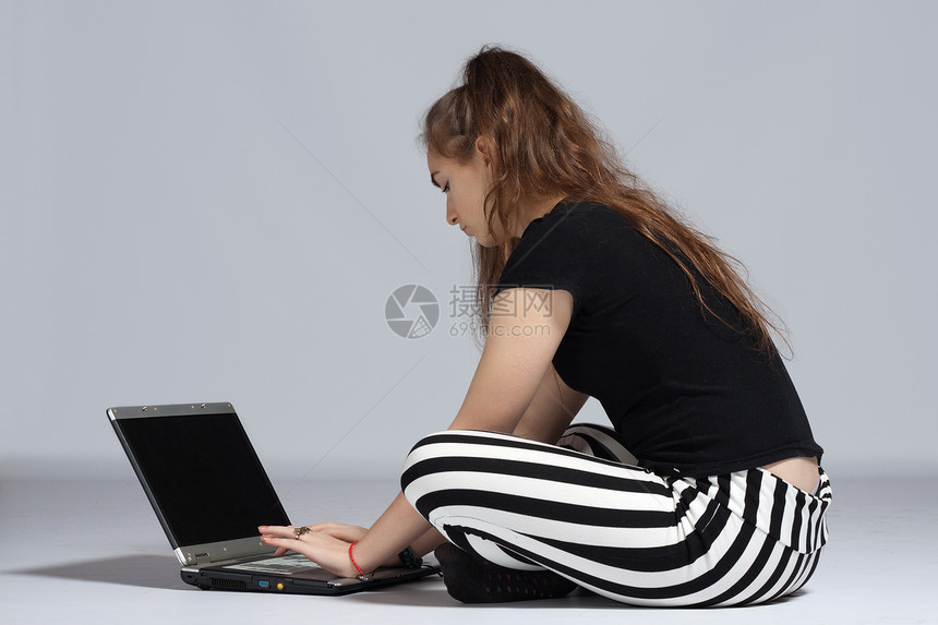携带手提笔记本电脑的少女少女黑发头发女孩裤子女士学习衣服成人学生互联网图片