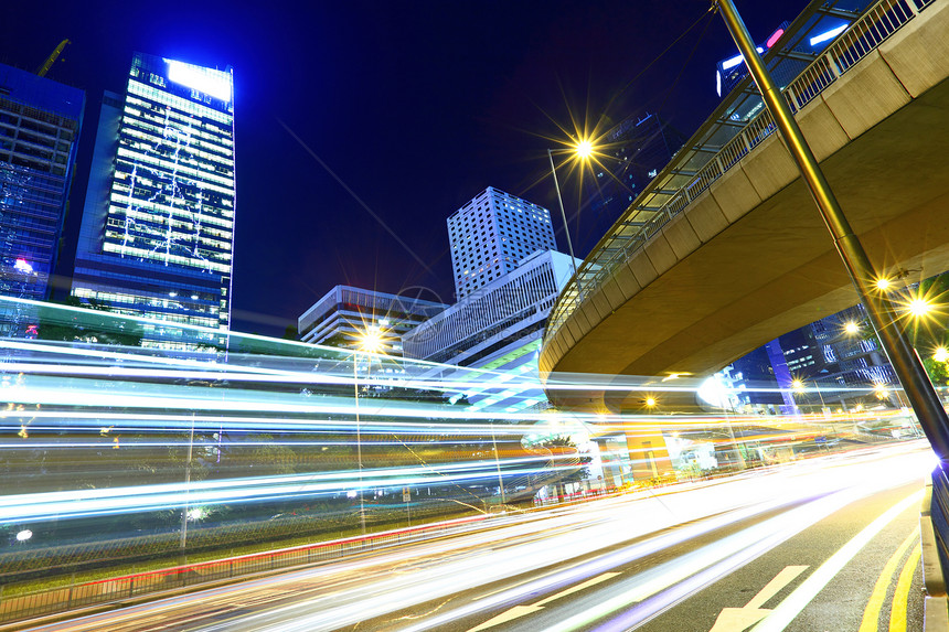 夜间城市的交通路线小径运动街道花费天际踪迹路口运输旅行建筑学图片