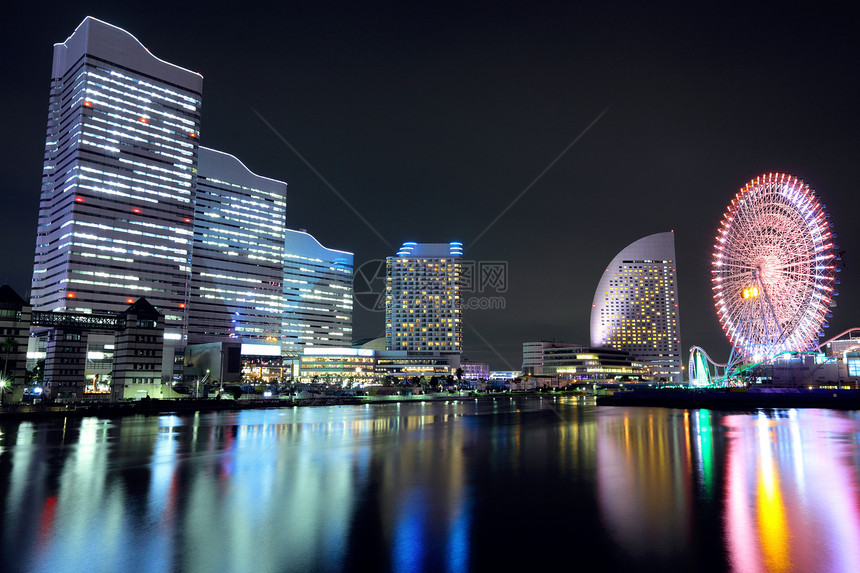 晚上在日本横滨基础设施建筑学商业景观街道仓库建筑物建筑毫米车轮图片