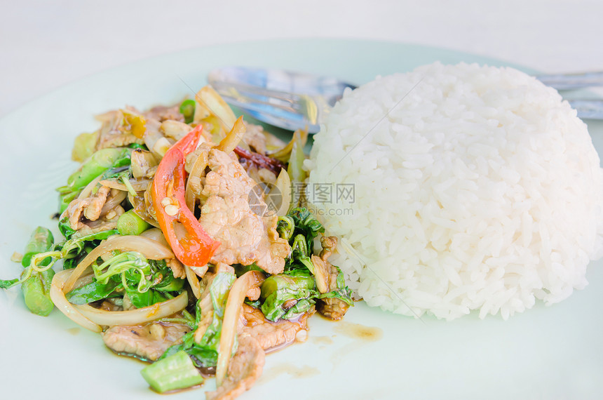 炒牛肉炒饭食物绿色胡椒红色蔬菜白色美食辣椒黄色盘子图片