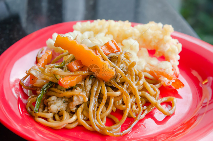 亚基索巴美食文化香料盘子蔬菜食物面条红色油炸图片