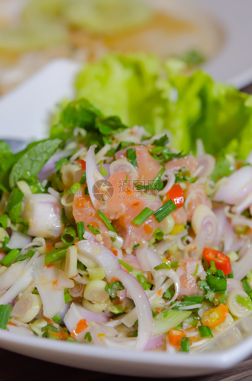 辣鲑鱼白色食物绿色美食蔬菜盘子营养海鲜胡椒辣椒图片