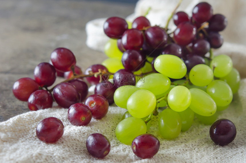 红葡萄和绿葡萄白色麻布植物团体紫色食物红色营养绿色水果图片