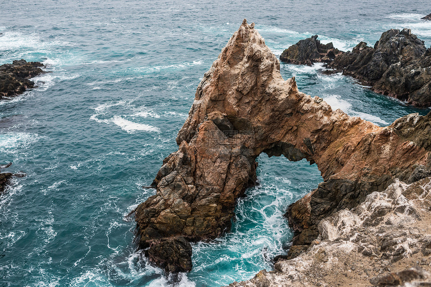 在秘鲁出生地秘鲁的 远洋海岸附近海边悬崖悬崖图片