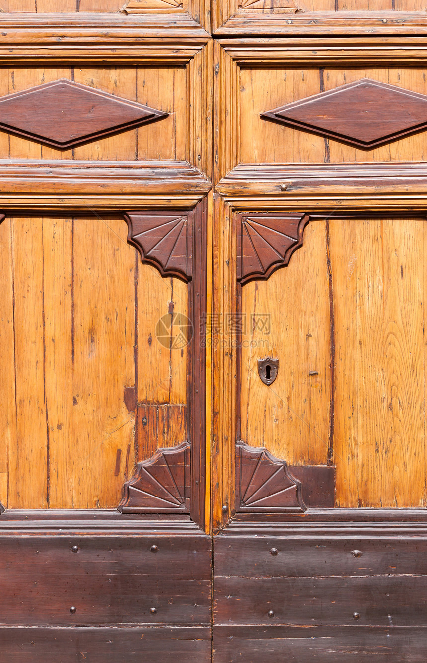 锁着一扇老木板和破旧的门风格木材百叶窗房子闩锁建筑学腐蚀装饰木头钥匙图片