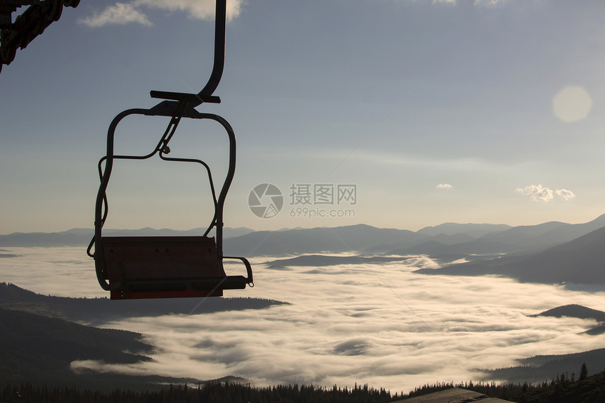 高山的电梯空气滑雪运输天空电缆云景闲暇活动采摘椅子图片