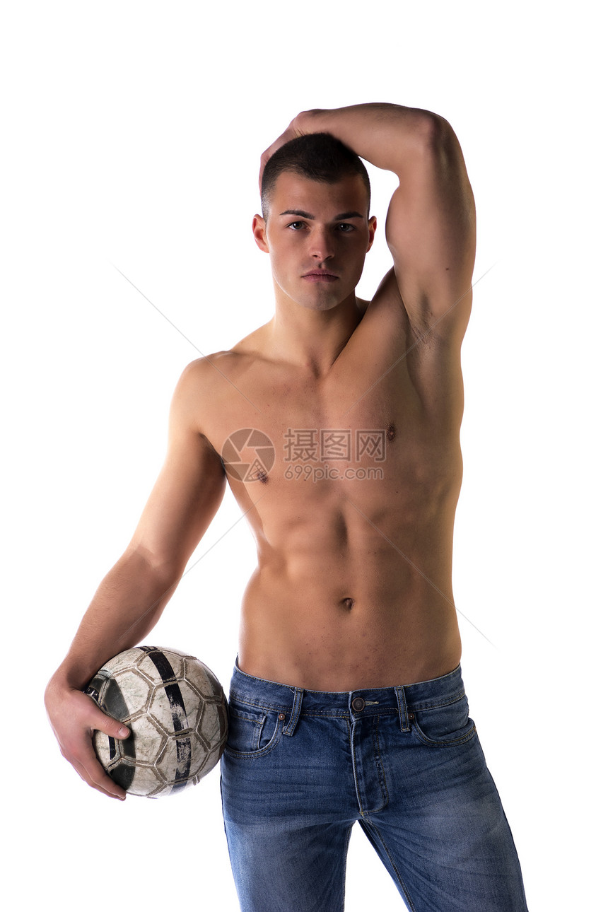 穿牛仔牛仔裤 立着球的无缝足球运动员图片