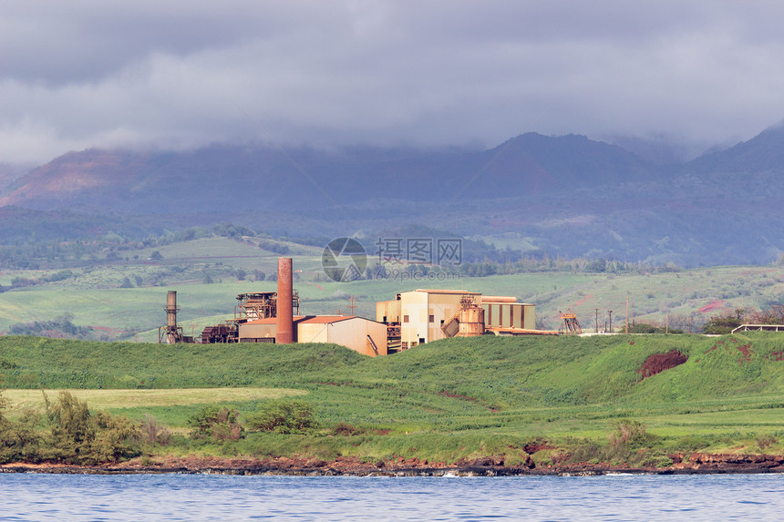 Kauai沿岸废弃的制糖厂海岸线烟囱历史衰变海岸山脉工业热带手术糖厂图片