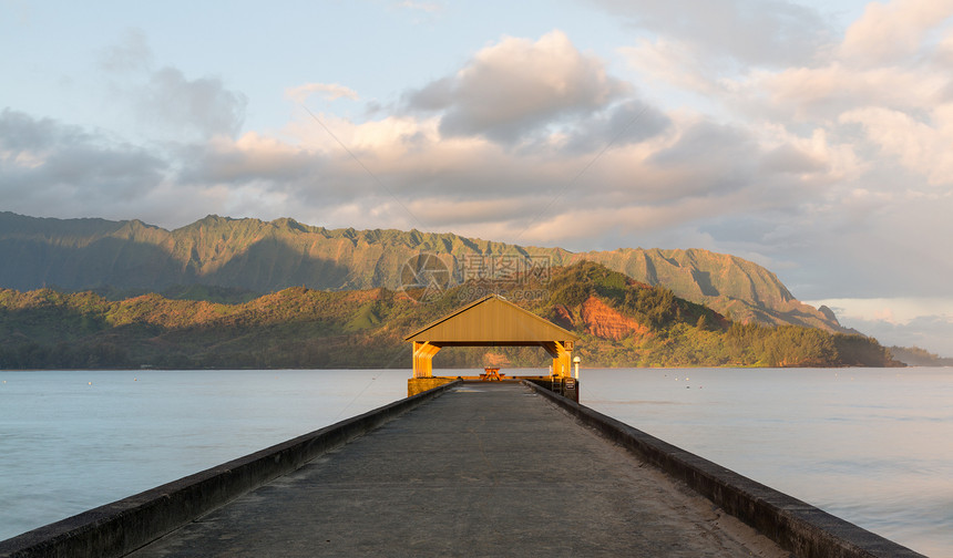 哈内莱湾考艾夏威夷的日出热带旅行戏剧性美丽沿海海景天空码头海岸海岸线图片