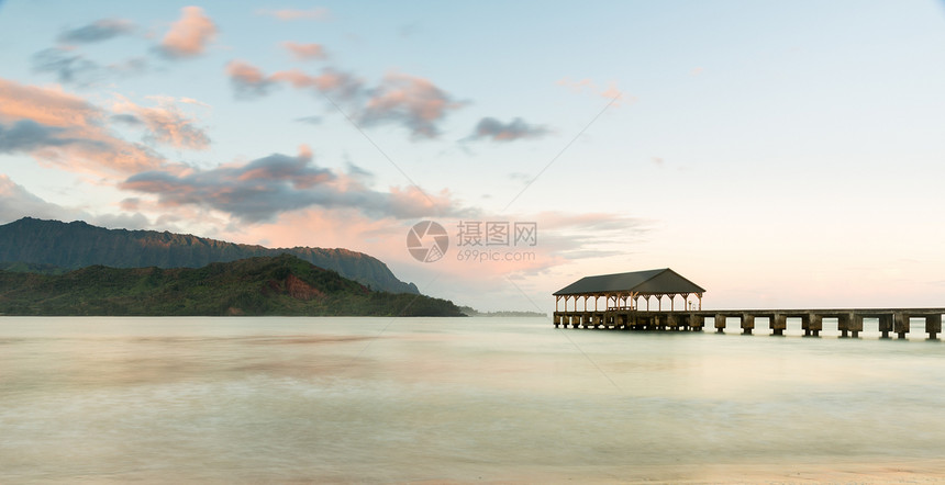 哈内莱湾考艾夏威夷的日出海岸天空风景热带海洋沿海海岸线美丽海景码头图片