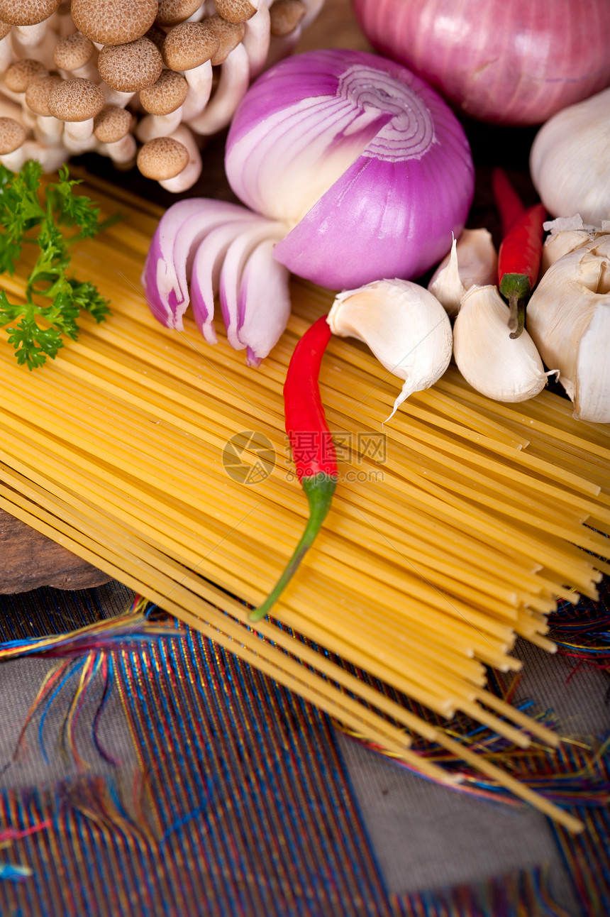 意大利意大利面食和蘑菇酱配料木头午餐养分食物餐厅面条盘子食谱蔬菜营养图片