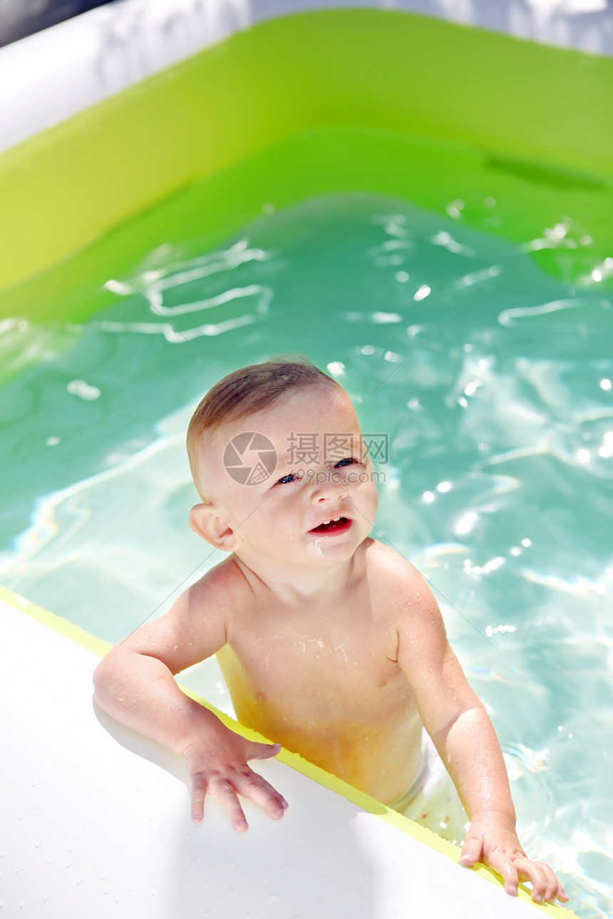 游泳池的婴儿男孩童年幸福水池欢乐眼睛儿子孩子阳光微笑喜悦图片