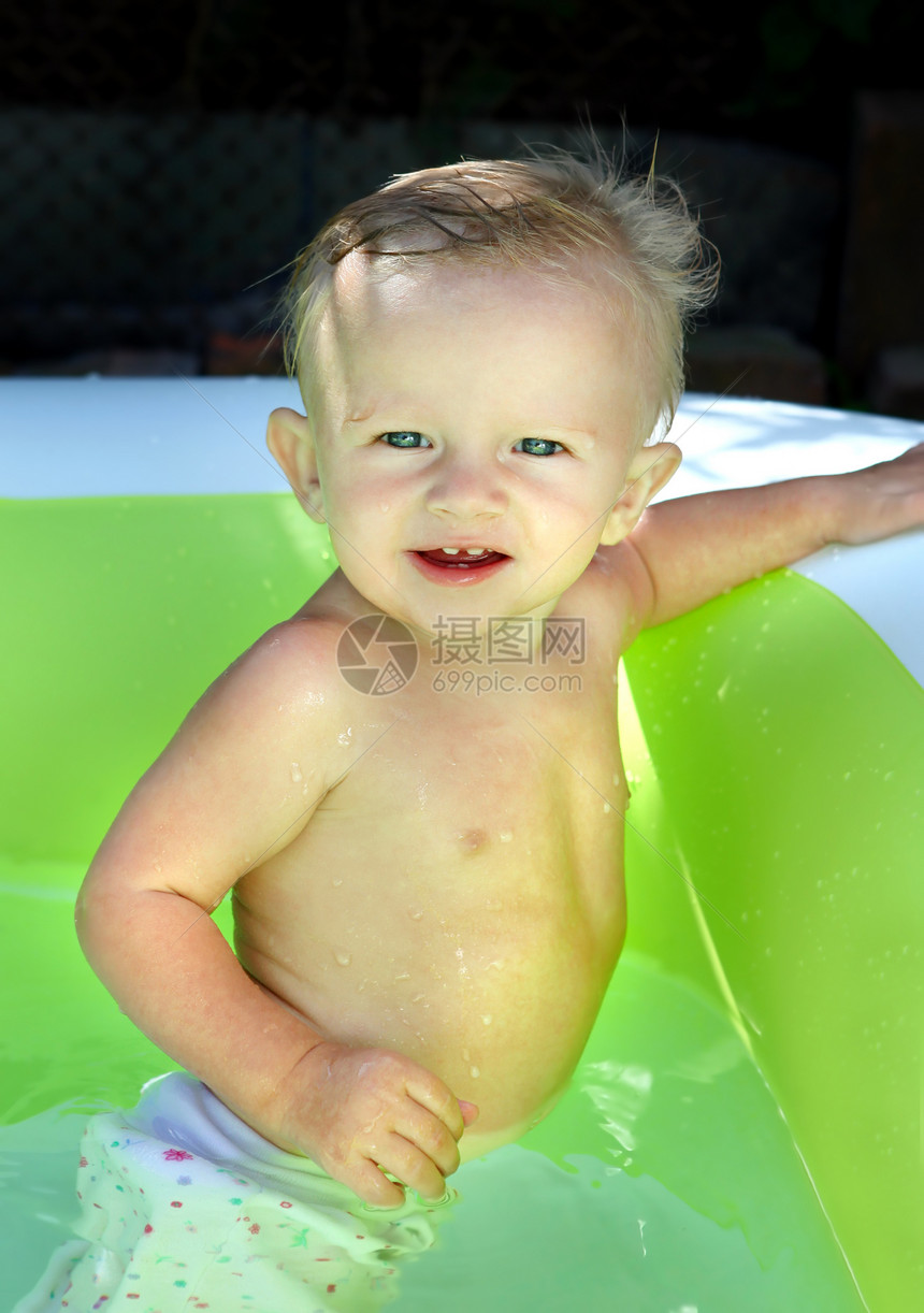 游泳池的婴儿男孩宝贝水池阳光童年欢乐儿子金发衣服男生眼睛图片