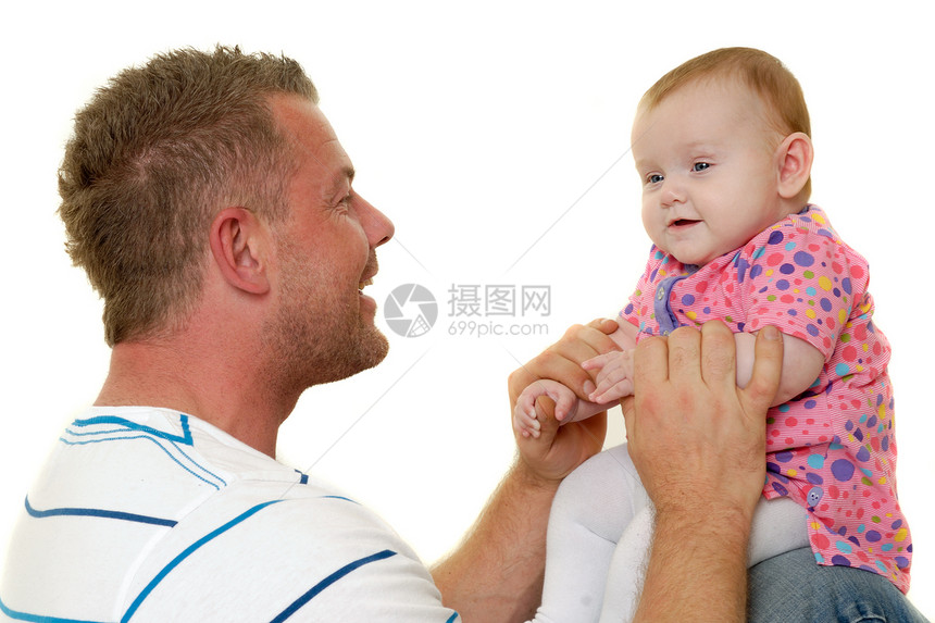 父亲和婴儿微笑成人家庭父母男人感情白色幸福乐趣情感爸爸图片