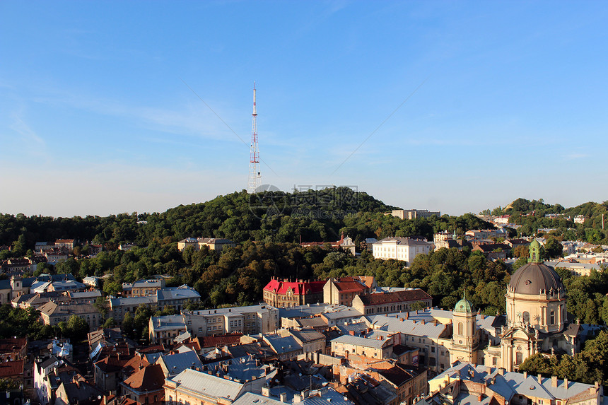 可以看到Lvov市的房屋顶楼大街天空景点场景旅游景观建筑建筑学戏剧性抛光图片
