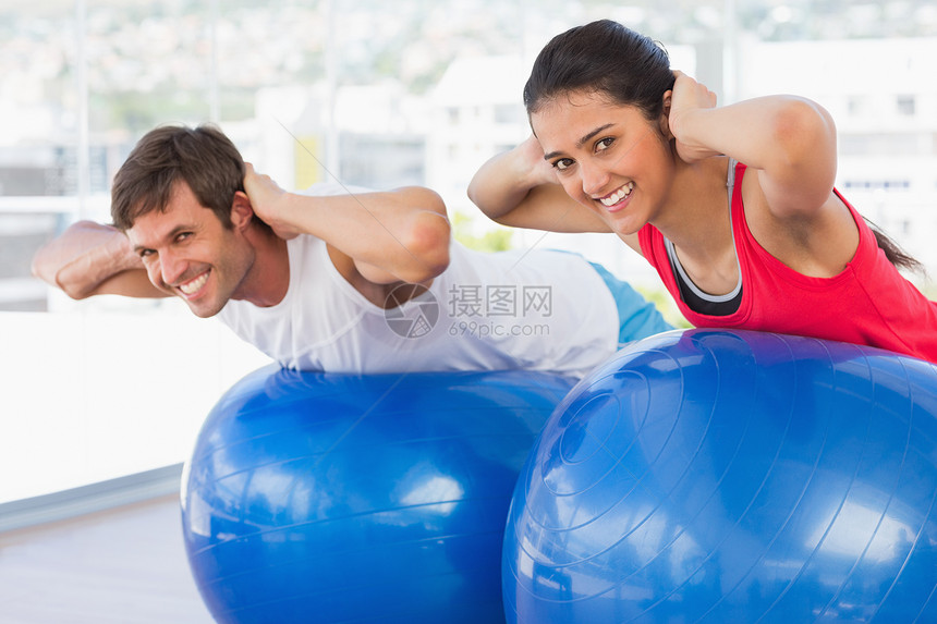 体操健身中健身夫妇在健身球上运动健身房运动服平衡数字身体护理健身室瘦身闲暇夫妻图片