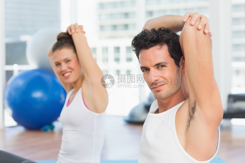 运动人士在瑜伽班拉手拉伸健身运动服身体调子健身房闲暇健身室活动训练图片