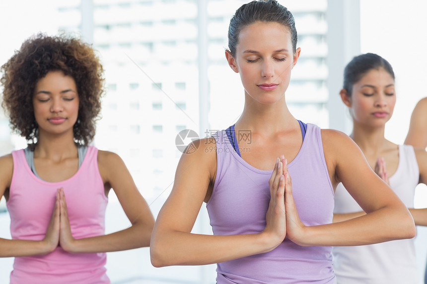 妇女默念时在健身工作室闭着眼睛装扮姿势冥想瑜伽混血体力生活方式运动服训练调子讲师图片