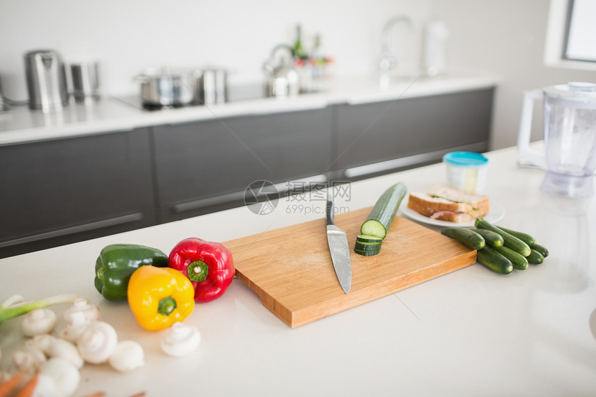 厨房柜台有刀刀和砍板的蔬菜家务家庭食物烹饪切菜板台面图片
