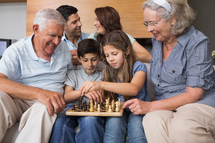 幸福的大家庭在客厅里下象棋图片