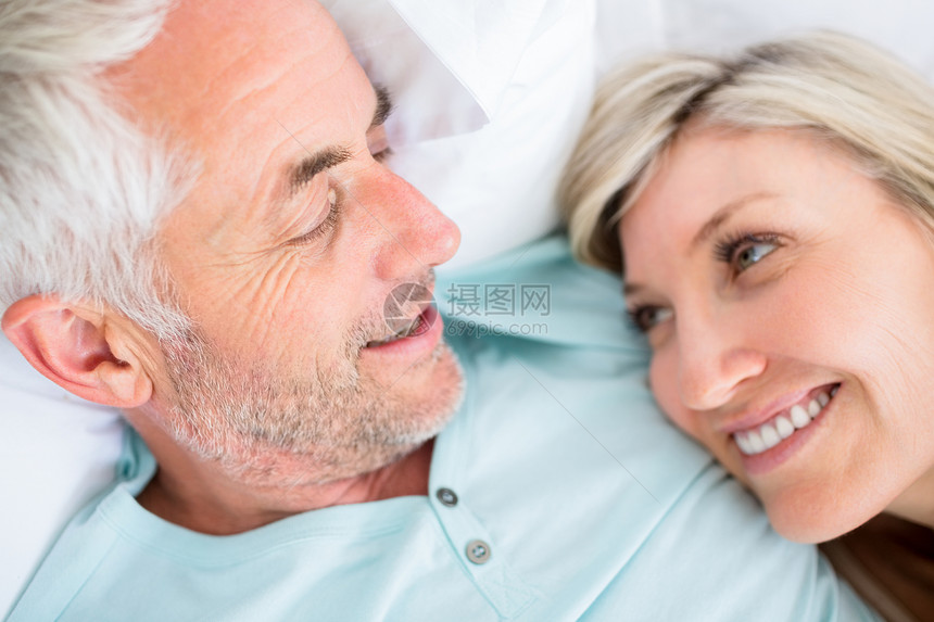 在床上躺着的一对成熟夫妇的紧闭房子家庭生活卧室夫妻睡眠浪漫女性休息男人男性图片