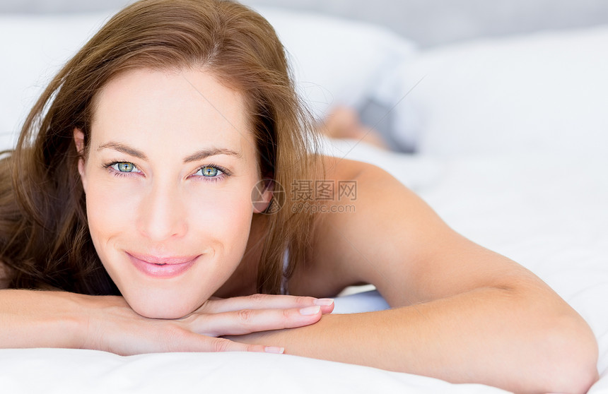 一个睡在床上的漂亮女人的近身肖像图片