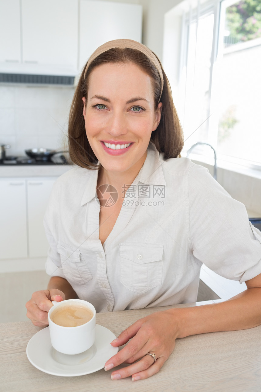 厨房里有咖啡杯的笑女人微笑棕色房子咖啡杯子柜台女性女士闲暇头发图片