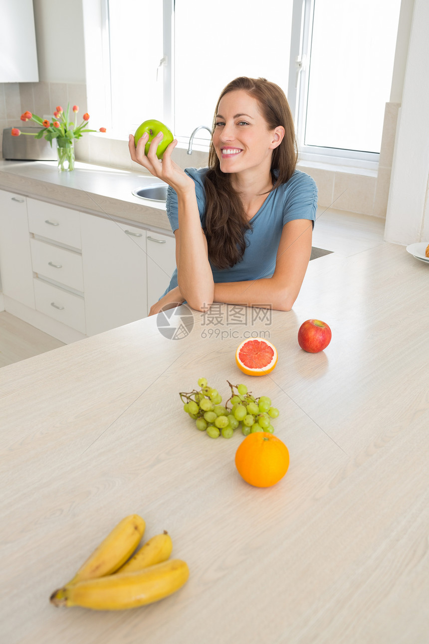 厨房柜台上有水果的笑女人棕色闲暇女士女性房子头发图片