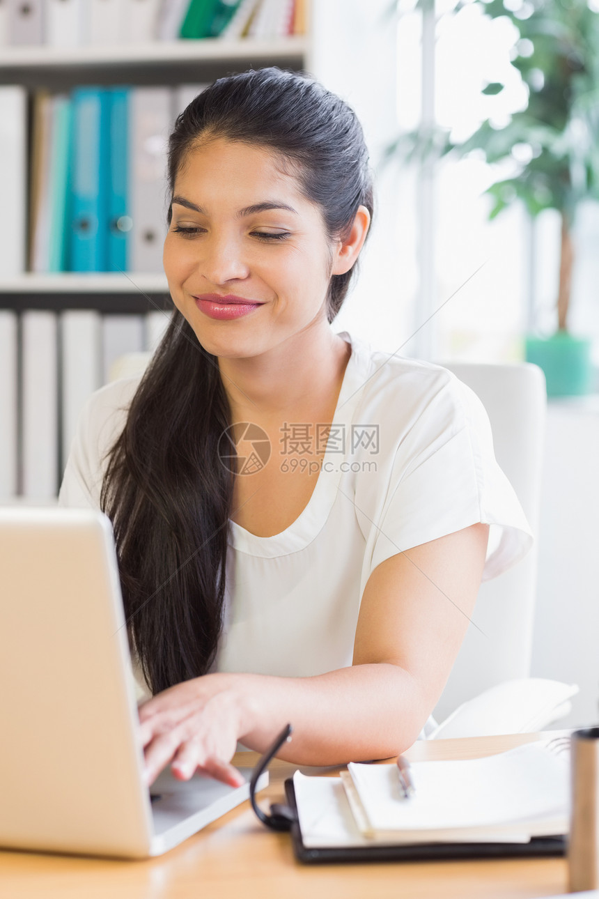 服务台使用笔记本电脑的女商务人士微笑生意商业职业桌子女士技术人士办公室女性图片