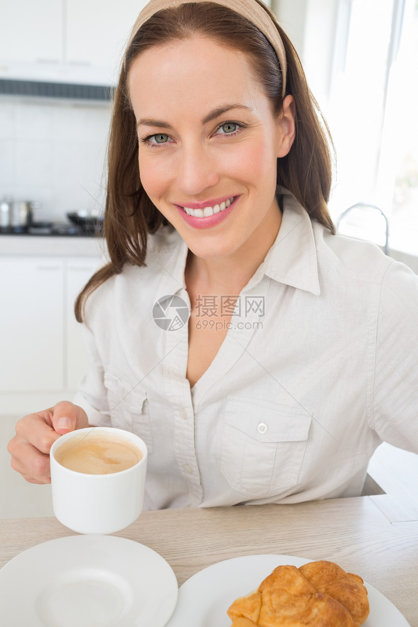厨房里有咖啡杯的笑女人女士杯子房子棕色盘子饮料咖啡女性微笑闲暇图片