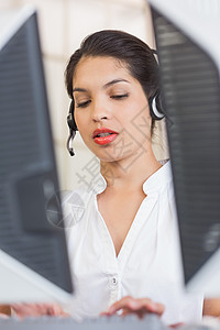 使用计算机的客户服务代表用户服务代表职场沟通女性耳机客户呼叫代理人女士技术电脑生意人高清图片素材