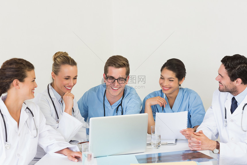 医疗小组讨论膝上型电脑女性笔记本技术医生桌子服务男人制服职业女士图片