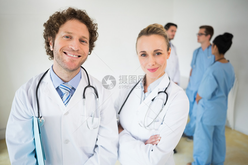 微笑的医生的肖像磨砂膏护士双臂团队工作服女性医院专家诊所男性图片