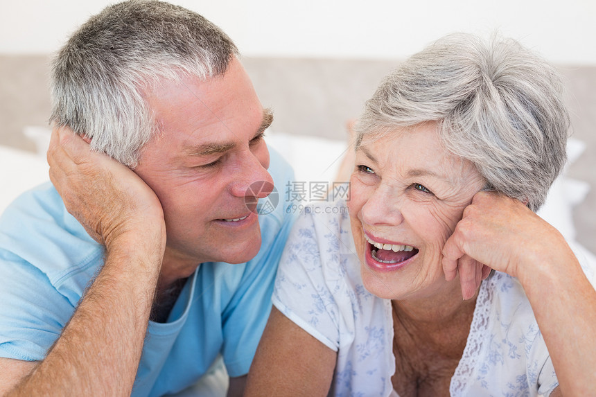 幸福的老夫妻躺在床上闲暇卧室房子退休老年微笑说谎妻子夫妻女性图片