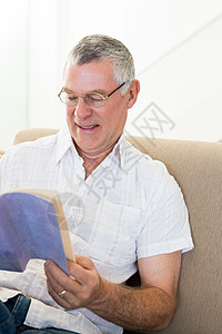 高年男子在家读书书背景图片
