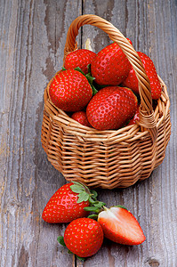 篮子中的草莓色彩乡村美食家健康饮食静物纹理水果浆果柳条甜食背景图片
