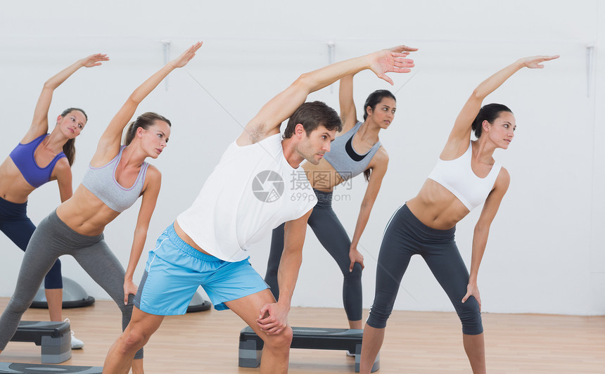 班级在健身工作室进行伸展锻炼运动服俱乐部健身室混血训练短裤拉伸瑜伽男人护理图片