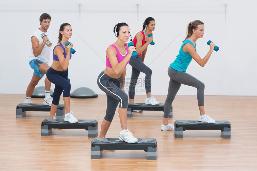 使用哑铃进行步式有氧运动的健身等级训练护理瘦身活动混血健身房灵活性健身室肌肉俱乐部图片