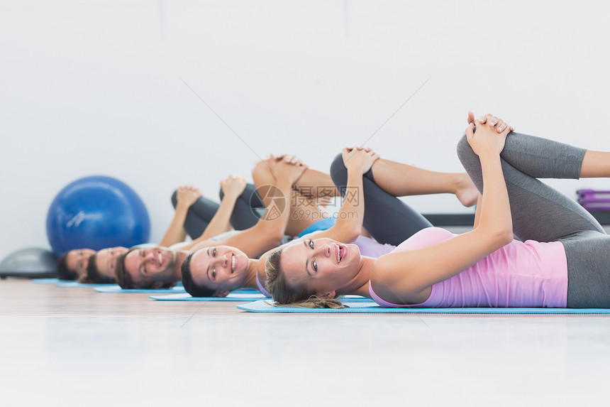运动人士在健身工作室伸腿运动服班级培训师讲师训练调子健身室俱乐部身体女性图片
