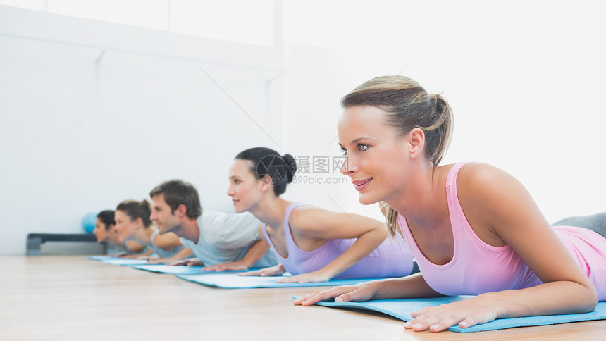 在健身工作室排班锻炼活动身体灵活性运动服火车混血讲师背心运动垫调子图片